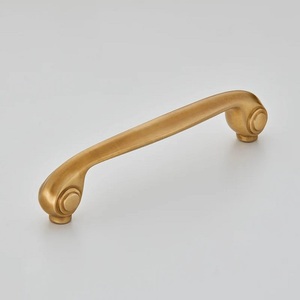 Poignée de meuble en laiton de designer, finition dorée, durable, quincaillerie de cuisine, ajustement universel, poignées classiques pour portes et tiroirs - Product Image 1
