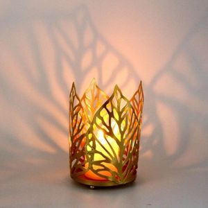 Porte-bougies en métal élégants, parfaits pour décorer les tables, apportant une touche d'élégance, une lueur douce et un attrait réfléchissant. - Product Image 1