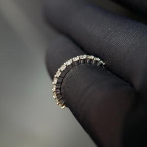 Bague en diamant de laboratoire de haute qualité pour femme, avec un éclat brillant et un sertissage élégant, pour les fiançailles et les mariages. - Product Image 4