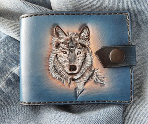 Portefeuille court pour homme en cuir véritable fait main 2026 avec gravure artisanale motif loup, fermeture à bouton-pression, style vintage, design imprimé animal - Product Image 1