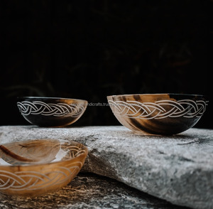 Bol en corne de salade authentique fait à la main de style animal poli pour un usage domestique pour boissons ou légumes - Product Image 4