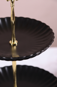Support à gâteau multifonctionnel à 2 niveaux en métal noir, plateau de service cannelé avec poignée en boucle dorée, présentoir à pâtisserie pour le thé de l'après-midi - Product Image 5