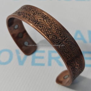Brazalete Magnético de Cobre Grabado con Acabado Antiguo, Joyería Terapéutica para Calmar el Estrés, Relajación y Fuerza Espiritual - Product Image 1