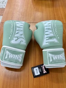 Guantes de boxeo profesionales de cuero de primera calidad, los más vendidos, con cierre de velcro, que absorben la humedad, para entrenamiento de artes marciales. - Product Image 1