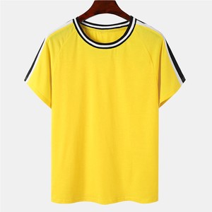 Camiseta de Manga Corta Amarilla para Hombre, Cuello Redondo, Ribete en Contraste, Estilo Casual, Tejido de Punto, Corte Regular, Color Sólido - Product Image 1