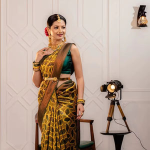 Sari de Seda Banarasi Tradicional de Excelente Calidad con Trabajo de Hilo Dorado Zari, Ropa Étnica para Bodas y Eventos en Venta - Product Image 1