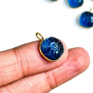 Colgante de Flor Tallada en Cuarzo Topacio Azul de Londres, Chapado en Oro Vermeil sobre Plata de Ley, Amuleto de Piedra Preciosa, Colgante de Cristal Hecho a Mano, Floral, Venta al por Mayor - Product Image 3