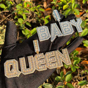 Luxira Jewels Breloques Lettres Baby Queen en Argent 925 Plaqué Rhodium avec Moissanite Micro-Pavé, Style Hiphop, Bijoux Unisexe, Cadeau, Fête - Product Image 1