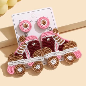 Boucles d'oreilles artisanales en perles à l'effigie d'un perroquet, ornées de perles, fabriquées à la main, de la marque BaubleBar - Product Image 1