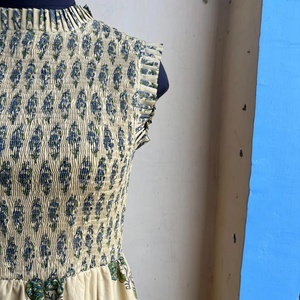 Robe Maxi d'été imprimée à la main Robe de fumeur sans manches en coton avec encolure licou à volants et motif floral froncé - Product Image 2