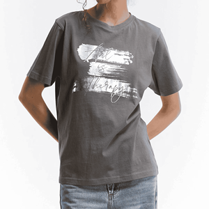 T-shirt à manches courtes et col rond gris pour femme avec imprimé Art Is Therapy, coupe décontractée, tissu jersey 100% coton - Product Image 4