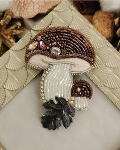 Broche bordado a mano con cuentas, diseño artesanal elegante y adornado con cuentas, broche bordado a mano de primera calidad. - Product Image 5