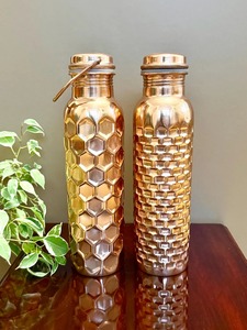 Bouteille d'eau artisanale en cuivre pur de qualité supérieure avec design martelé central – Bouteille d'eau en cuivre massif artisanale, étanche - Product Image 6