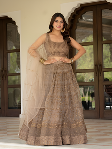 Ensemble Lehenga en tissu filet avec broderie Zari et travail de sequins améliorés, accompagné d'un cancan en toile et d'un ensemble blouse et dupatta. - Product Image 5