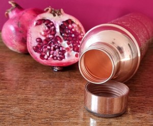 Bouteille d'eau en cuivre imprimée de qualité export avec couvercle anti-fuite sécurisé – Bouteille métallique haut de gamme pour la vente en gros - Product Image 2