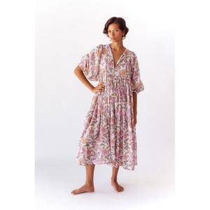 Vestido Maxi Kyra Color Fucsia con Ilustración Encantadora de Flores, Arte Antiguo, Tie-Dye, Diseño Elegante, 100% Algodón - Product Image 1