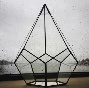 Terrario de Vidrio Negro Personalizado con Forma de Pirámide, Macetero Moderno de Vidrio para Plantas de Interior, Suculentas, Plantas Aéreas y Terrarios DIY - Product Image 1