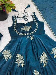 Robe Sharara en soie brodée Fendy de qualité supérieure avec jupe ample et dupatta élégant – Prête à porter pour les fêtes - Product Image 5