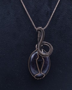 Collier en agate naturelle avec pendentif enroulé de fil de cuivre |   Collier artisanal bohème en pierres précieuses - Product Image 4