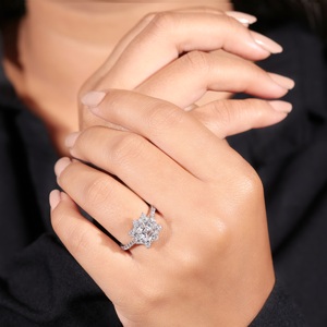 Anillo de Moissanita Moderno para Mujer, Diseño Cuadrado con Halo Floral, Chapado en Rodio, Plata de Ley 925, Anillo de Compromiso y Boda - Product Image 1