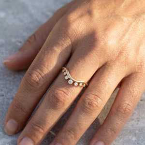 Anillo minimalista de banda ondulada con diamantes de corte redondo cultivados en laboratorio con oro amarillo de 14 quilates, joyería fina, regalo de compromiso y boda para enamorados. - Product Image 5