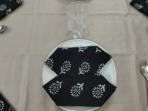 Servilleta de tela de algodón floral negra, impresa a mano, reutilizable, para la mesa del comedor en casa. - Product Image 4