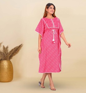 Kaftan long en rayonne imprimé Bandhani avec dentelle, couleur rose, coupe décontractée, robe légère et confortable pour femme, tenue de détente bohème - Product Image 3