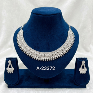 Ensemble collier et boucles d'oreilles de mariée en alliage de zinc plaqué or indien avec zircon, au design élégant - Product Image 3