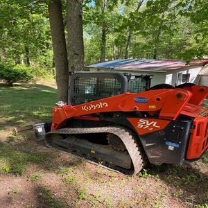 Chargeuse compacte sur chenilles Kubota SVL97-2 avec attache broyeur forestier, machine robuste pour travaux de défrichage - Product Image 4