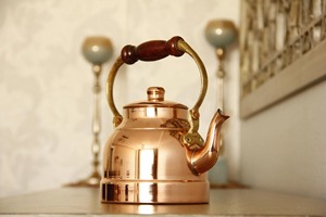 Théière vintage en cuivre avec poignée en bois, bec courbé et couvercle, pot à eau en métal, bouilloire décorative au design classique - Product Image 3