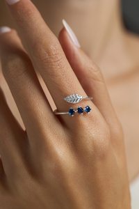 Joyería Minimalista de Lujo en Plata de Ley 925, Chapada en Oro de 14K y Rodio, con 3 Esmeraldas, Ajustable, Hecha a Mano, Regalo para Ella - Product Image 2