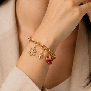 Bracelet de Noël pour femmes avec breloques flocon de neige et étoile, laiton plaqué or 18 carats, vente en gros personnalisée - Product Image 4