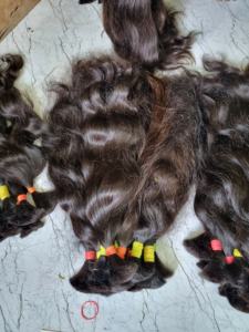 Extensions de cheveux humains indiens Remy non traités, ondulés naturels, mèches à tirage unique, cheveux bruts de temple pour tissage et usage en salon - Product Image 3