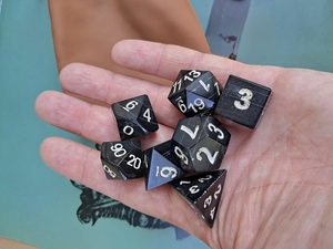 Dados de Cuerno de Búfalo Cuadrados Pulidos Naturales de ILAHI, Ecológicos, con Patrones Únicos, para Amantes de lo Religioso, Feng Shui, Juegos de Rol y de Mesa - Product Image 3