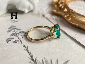 Anillo de Compromiso de Lujo con Esmeralda Verde Corte Esmeralda, Oro de 14K, Anillo de Boda de Tres Piedras con Diamantes de Laboratorio Trapezoidales Laterales - Product Image 4