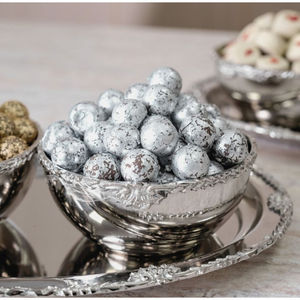 Ensemble de coupelles à chocolat en métal gaufré vintage personnalisées, plateau de présentation de desserts rond et plateau à bordure métallique, confiserie de mariage royal - Product Image 3