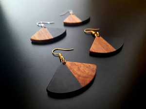 Boucles d'oreilles pendantes en résine naturelle et bois MN EXPORTS, faites à la main, style bohème, bijoux artisanaux, personnalisables, uniques, légères et tendance pour femmes - Product Image 3