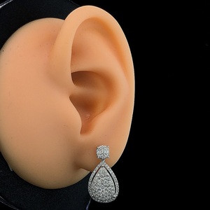 Boucles d'oreilles pendantes en forme de poire avec halo de diamants E VVS cultivés en laboratoire certifiés IGI |   Pavé de pierres en forme de goutte de 1,15 ct |   Argent 925 plaqué or - Product Image 2