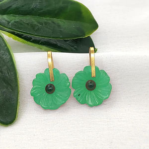 จี้แกะสลักรูปดอกไม้ออนิกซ์สีเขียวขนาด 15 มม. เงินแท้ 925 ชุบทอง ประดับด้วยออนิกซ์สีเขียวพร้อมหินกลางขนาด 3 มม. เครื่องประดับชั้นดี จี้แกะสลัก - Product Image 1