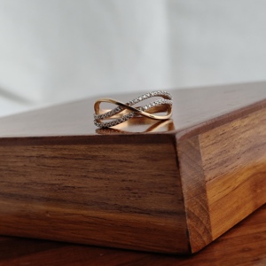 แหวนทองคำขาว 18K ประดับเพชรทรงอินฟินิตี้ ดีไซน์เกลียวสำหรับผู้หญิง แบบฝังเพชรหลายแถว เรียบหรู ดูดีทุกวัน ผิวขัดเงา - Product Image 3