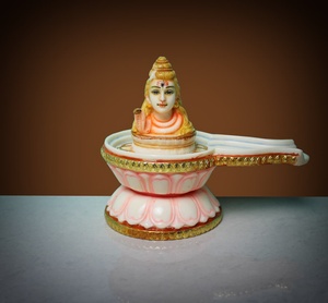Nirmala Handicrafts - Estatua de Shiva Mukhalingam Hecha a Mano con Resina y Polvo de Mármol |   Diseño Tradicional del Ídolo Shiva Lingam con Detalles en Oro - Product Image 1