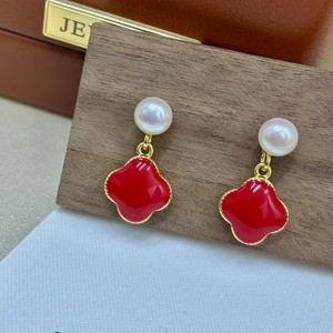 Pendientes de Trébol Rojo de Lujo Ligero Estilo Francés de Alta Gama, Finos y Colgantes con Joyería Delicada y Compacta para la Oreja - Product Image 3