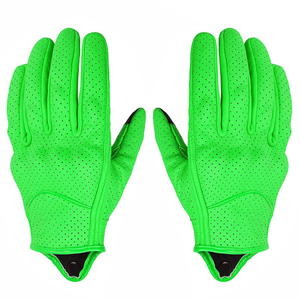 Gants de moto légers et protecteurs avec design respirant et ajustement flexible pour les motards sportifs et urbains - Product Image 2