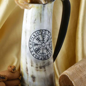 Taza de Cuerno de Búfalo Tallada a Mano y Pulida - Duradera, Imitación Antigua, Artículo de Colección Artístico - Product Image 1