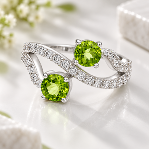 แหวนเงินแท้ 925 ประดับเพอริดอท ดีไซน์สองเม็ด พร้อมประดับเพชร CZ แบบ Pave - Product Image 1