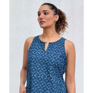 Vestido midi de algodón estampado índigo sin mangas para mujer, vestido casual de verano con corte en A y bolsillos. - Product Image 3