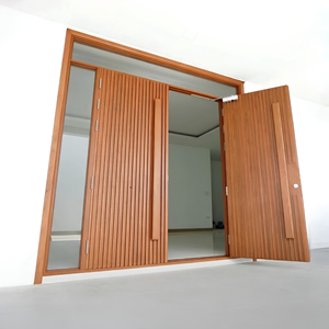 Porte d'entrée en teck massif sur mesure, à lattes verticales, double porte principale pour projets hôteliers et villas, exportée d'Indonésie - Product Image 1