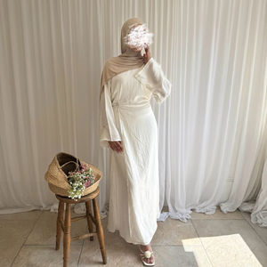 Abaya de Lujo al por Mayor OEM Dubai, Vestido Musulmán Modesto para Mujer, Elegante Abaya Maxi de Crepé Suave Color Amarillo Mantequilla para Eid, con Broche - Product Image 4