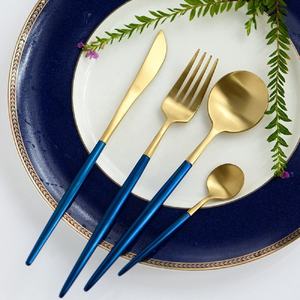 Ensemble de couverts en laiton au design unique avec longues poignées bleues pour hôtels et restaurants Vaisselle de table Ensemble de couverts en or - Product Image 1