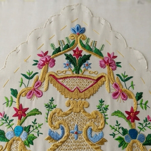 Panel bordado a mano con motivos florales en oro para altar de iglesia, velo de calice, vestimenta litúrgica, banderín de seda, parche. - Product Image 4